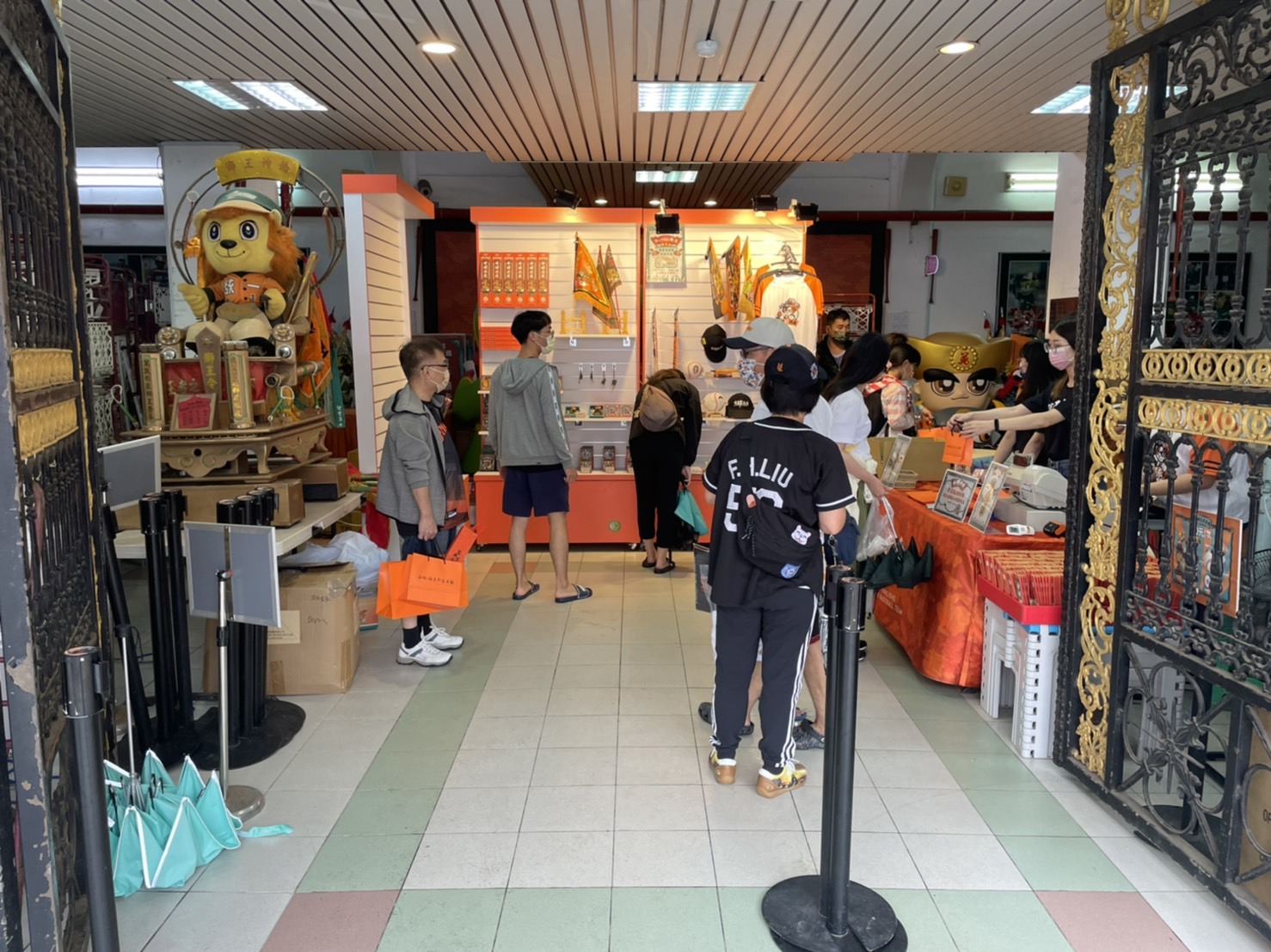 統一獅廟宇季遇雨　商品移室內球迷仍到場購買