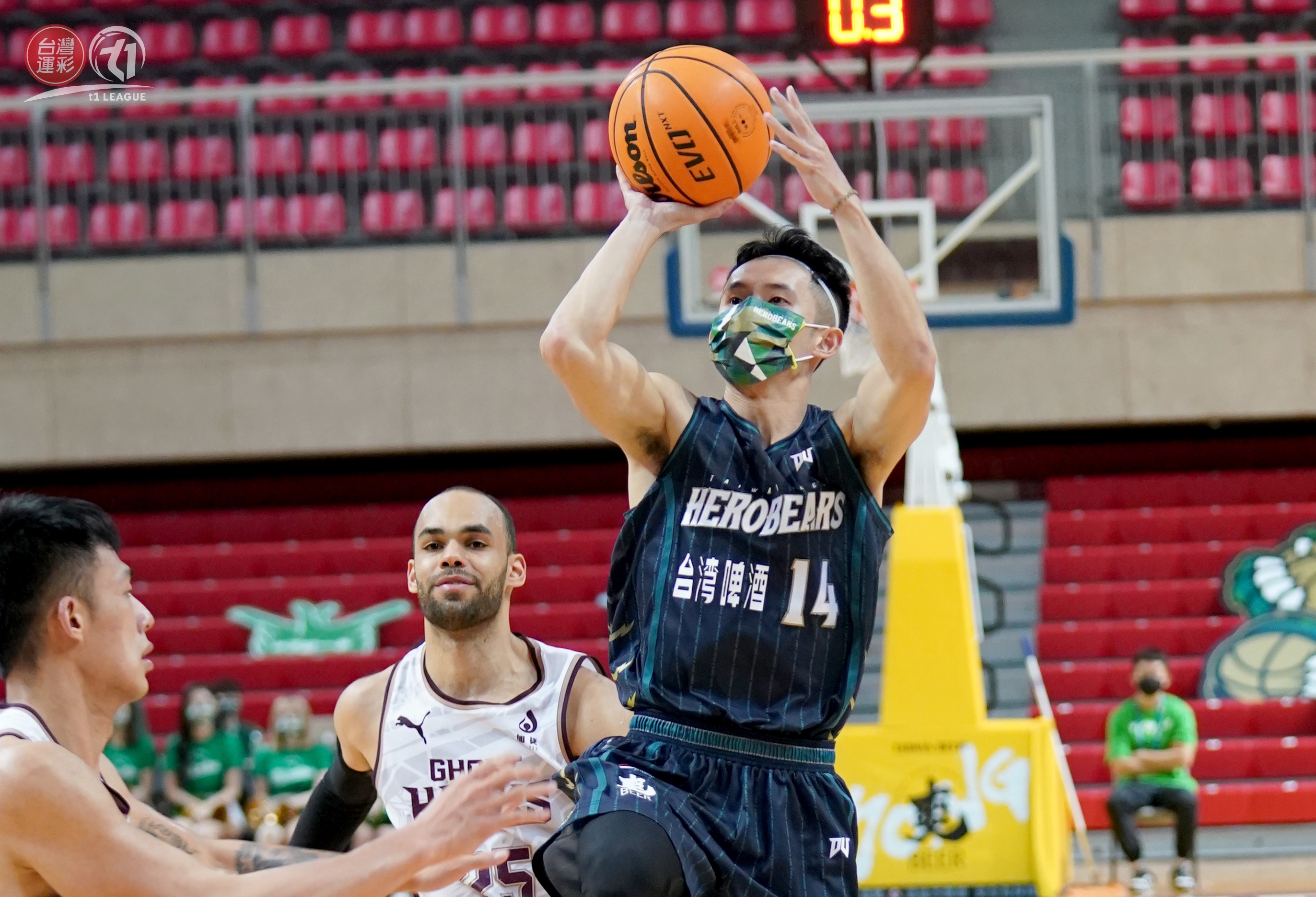 保護自己保護家人　多位英熊戴口罩上陣