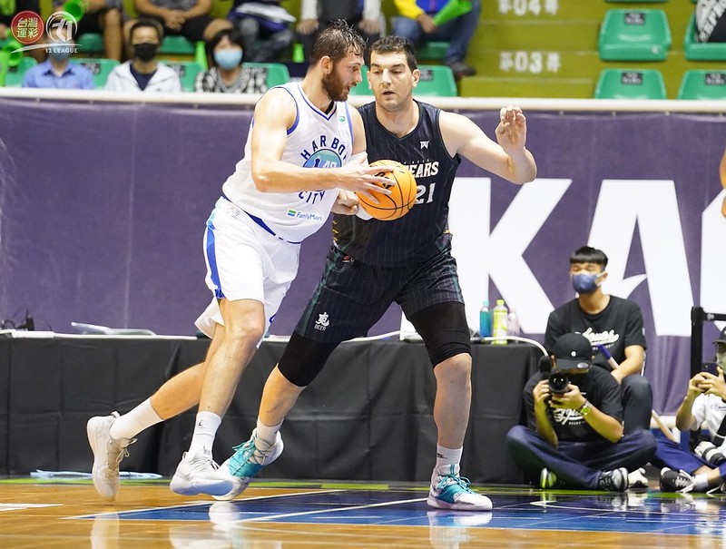 海神像拳頭　立陶宛巨塔：一個都不能少