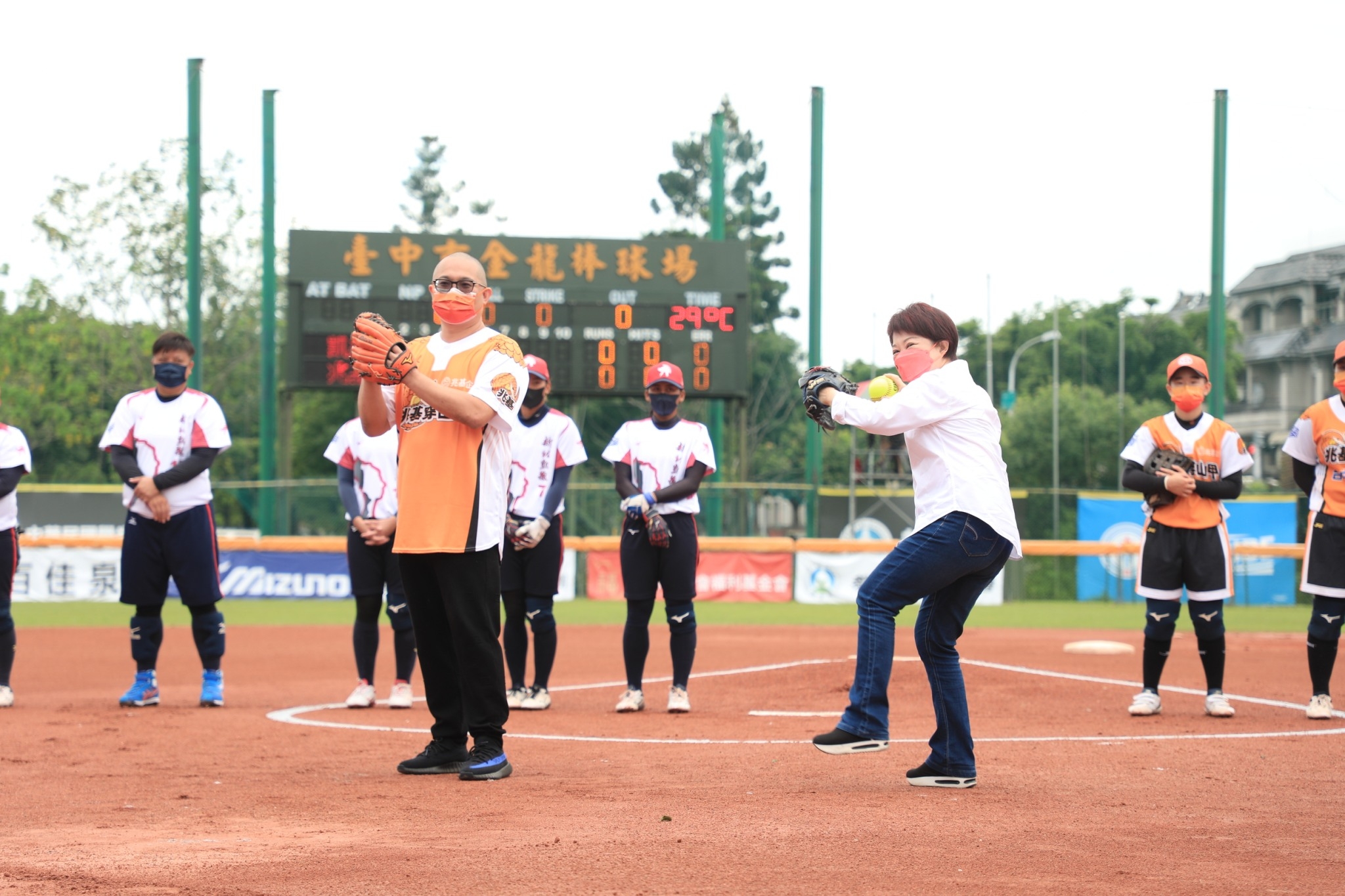 企業女壘聯賽台中開戰　盧秀燕為地主開球加油