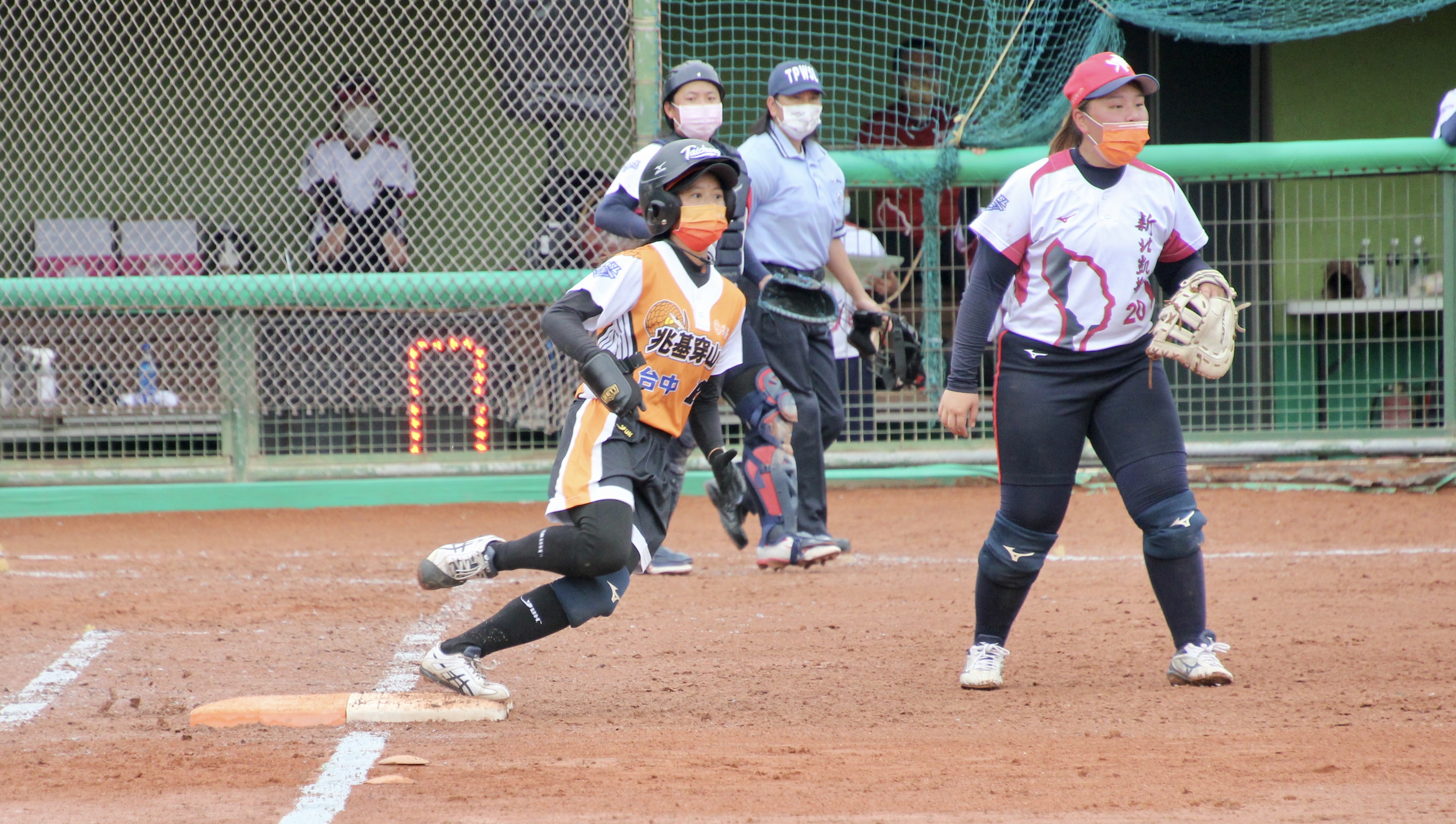 企業女壘暌違5年重返臺中金龍棒球場　地主兆基穿山甲惜敗