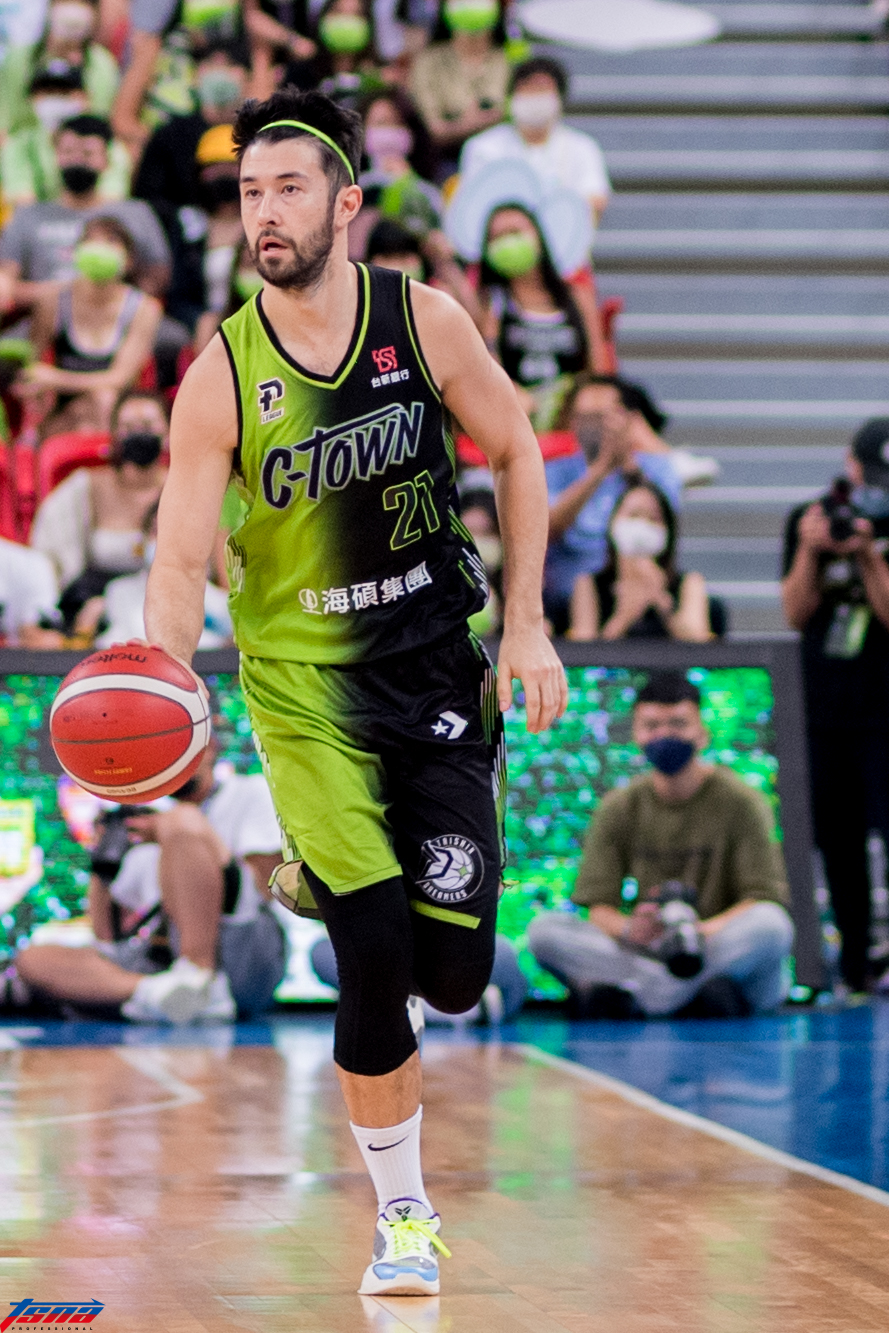 簡浩當神射手　送兒子生日禮物