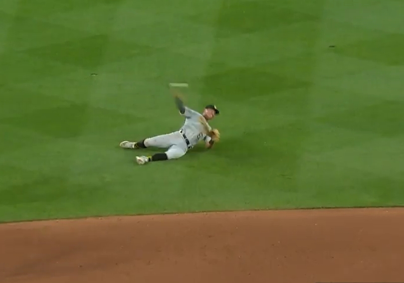影／張育成秀二壘草地滑接坐躺傳一壘美技 投手驚呼鼓掌
