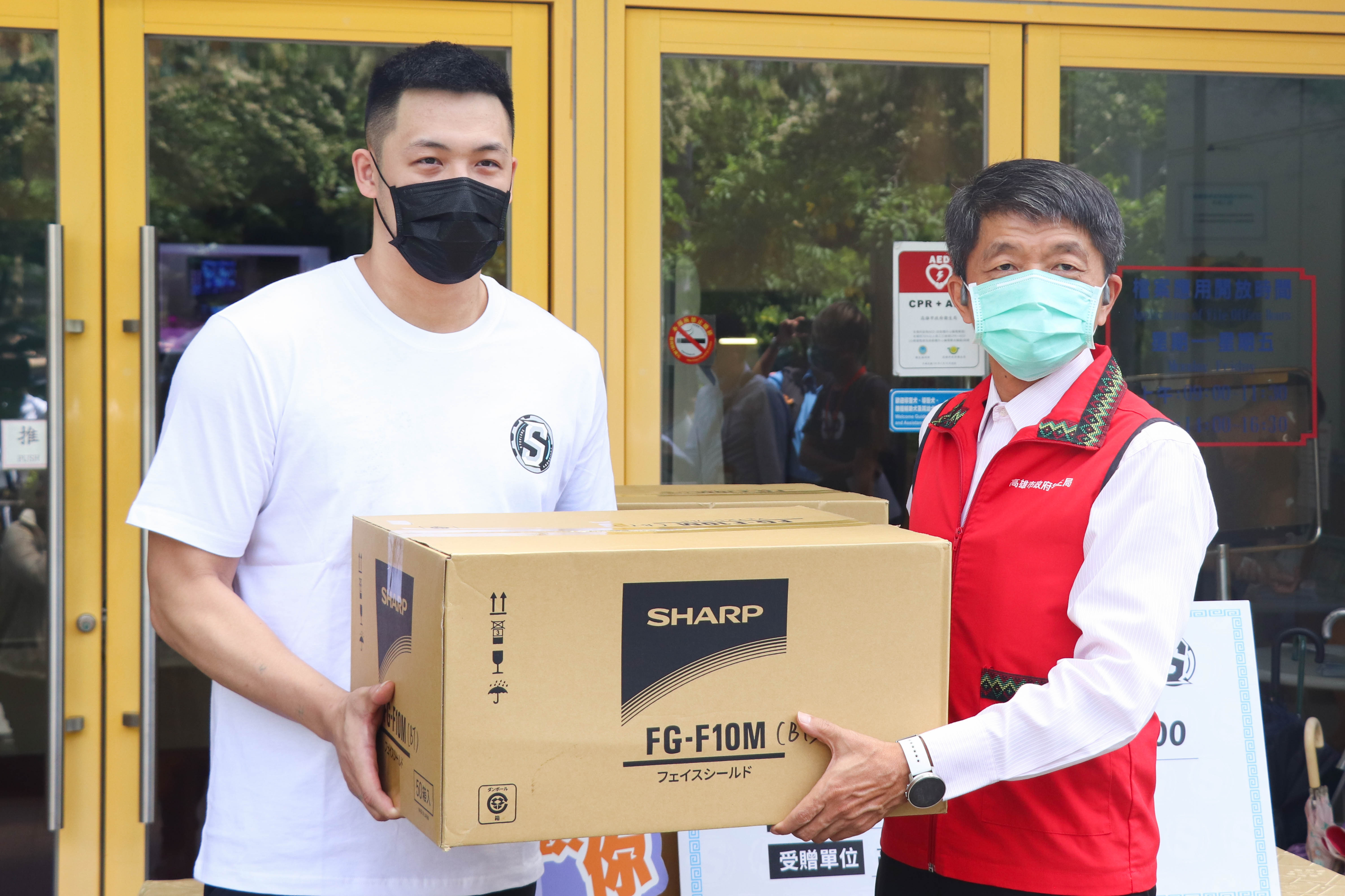 協助防疫　鋼鐵人捐20萬元醫療面罩、30萬元捐款