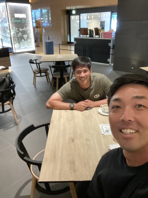 吉見與陳偉殷相見歡　球迷喊：中日左右護法！