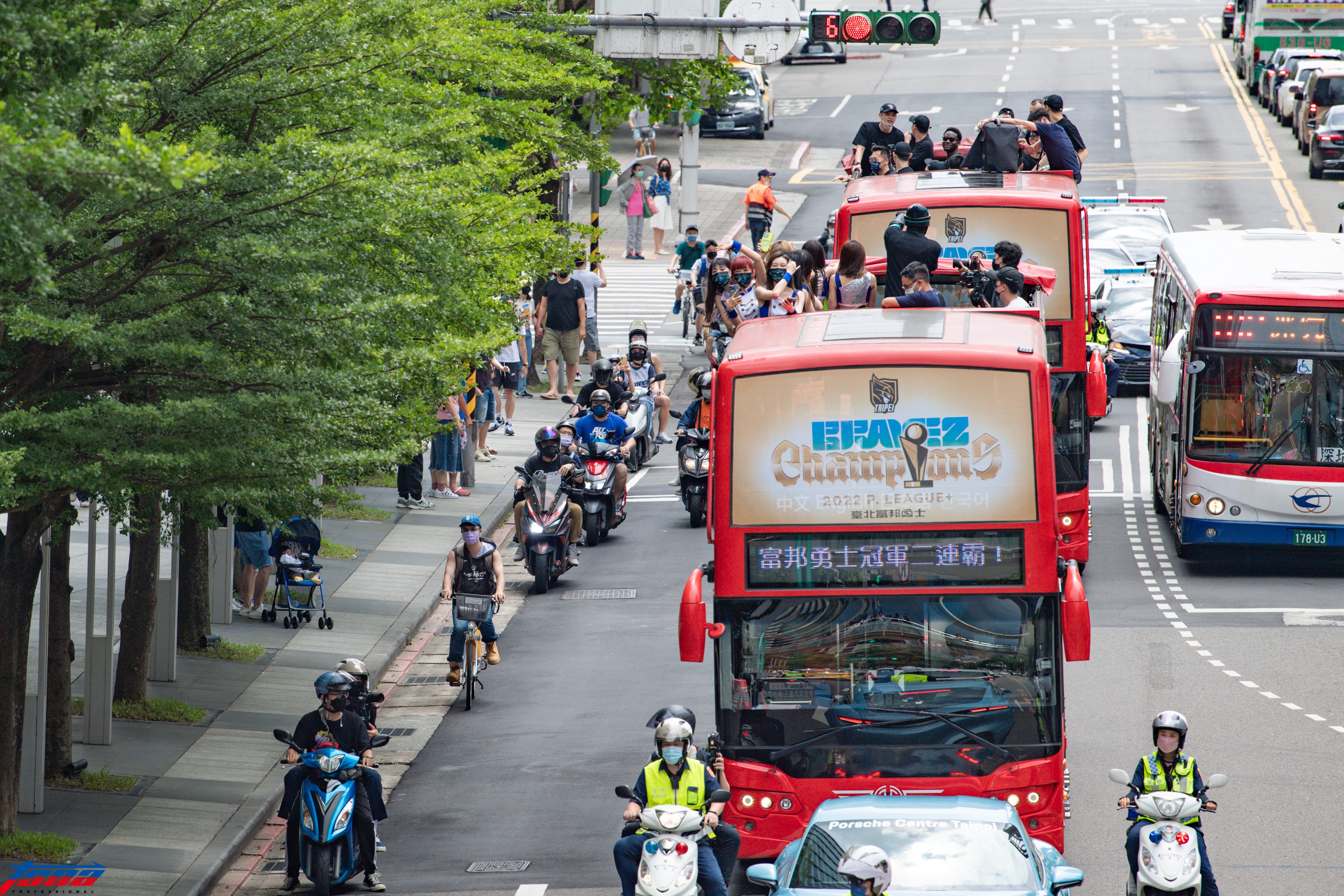 勇士封王遊行　球員太高險撞交通號誌