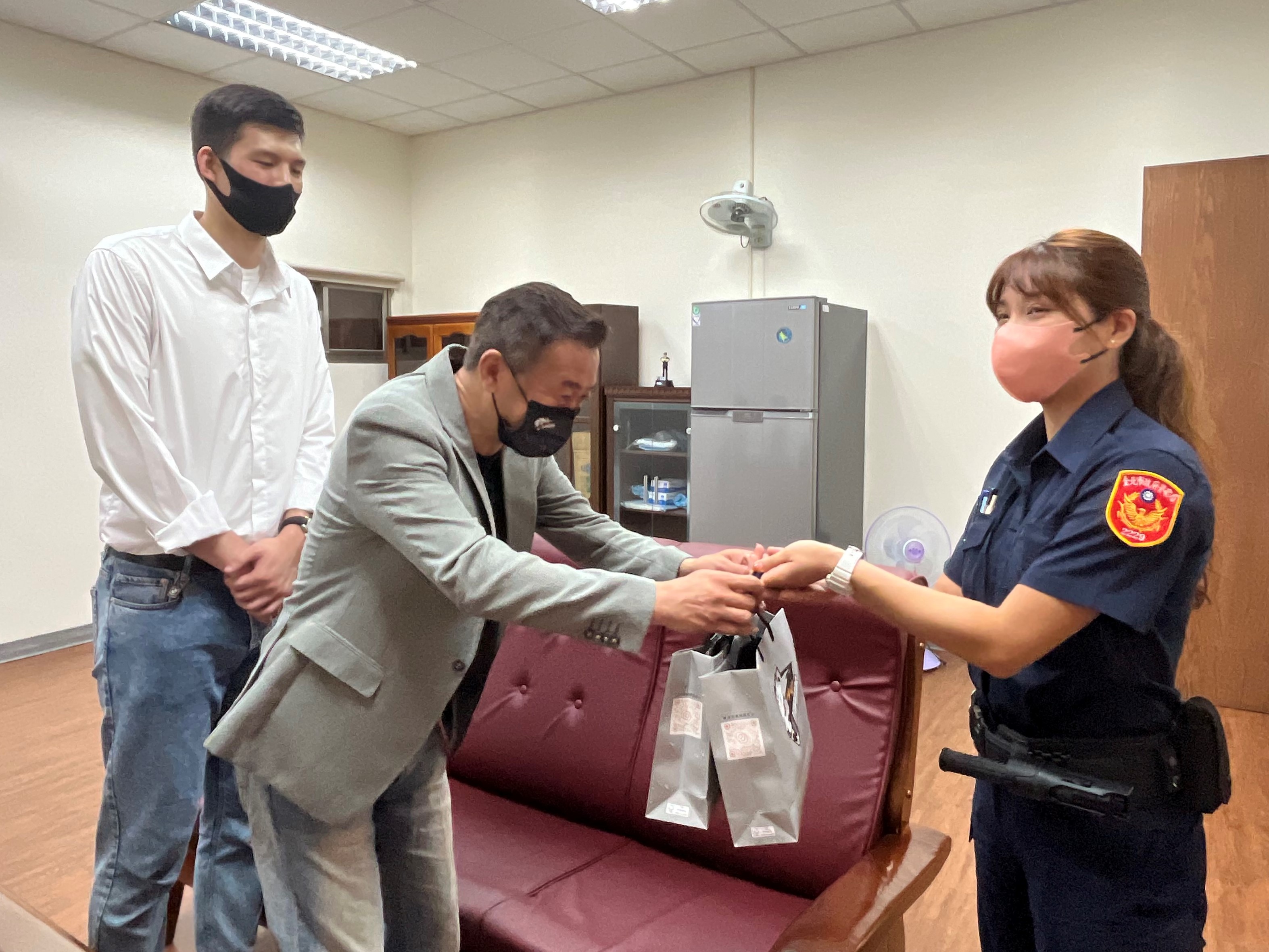 尤楚翔登門向女警道歉　主動社區勞動