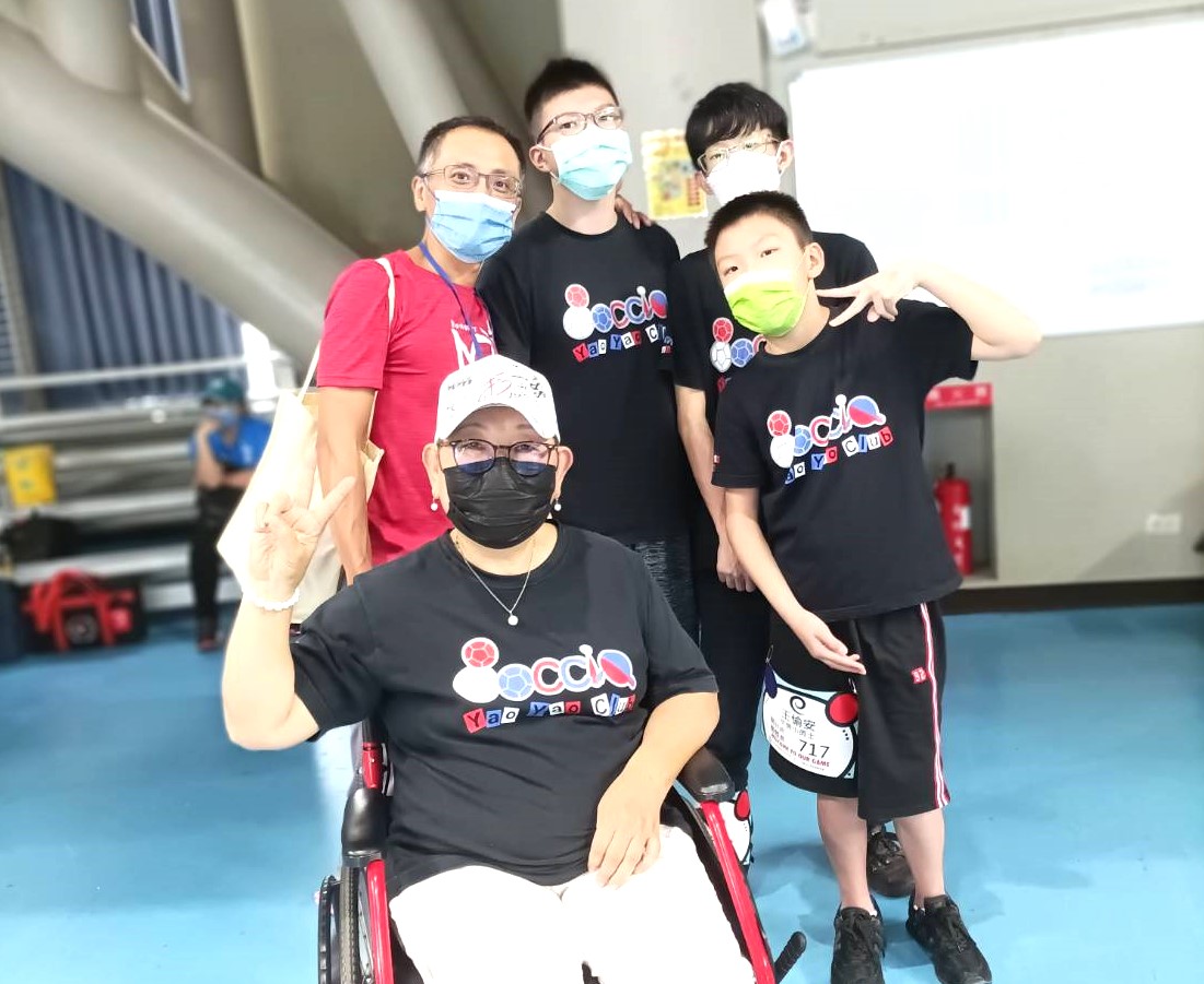 地板滾球》72歲羅奶奶愛滾球　帶領小朋友逆轉勝