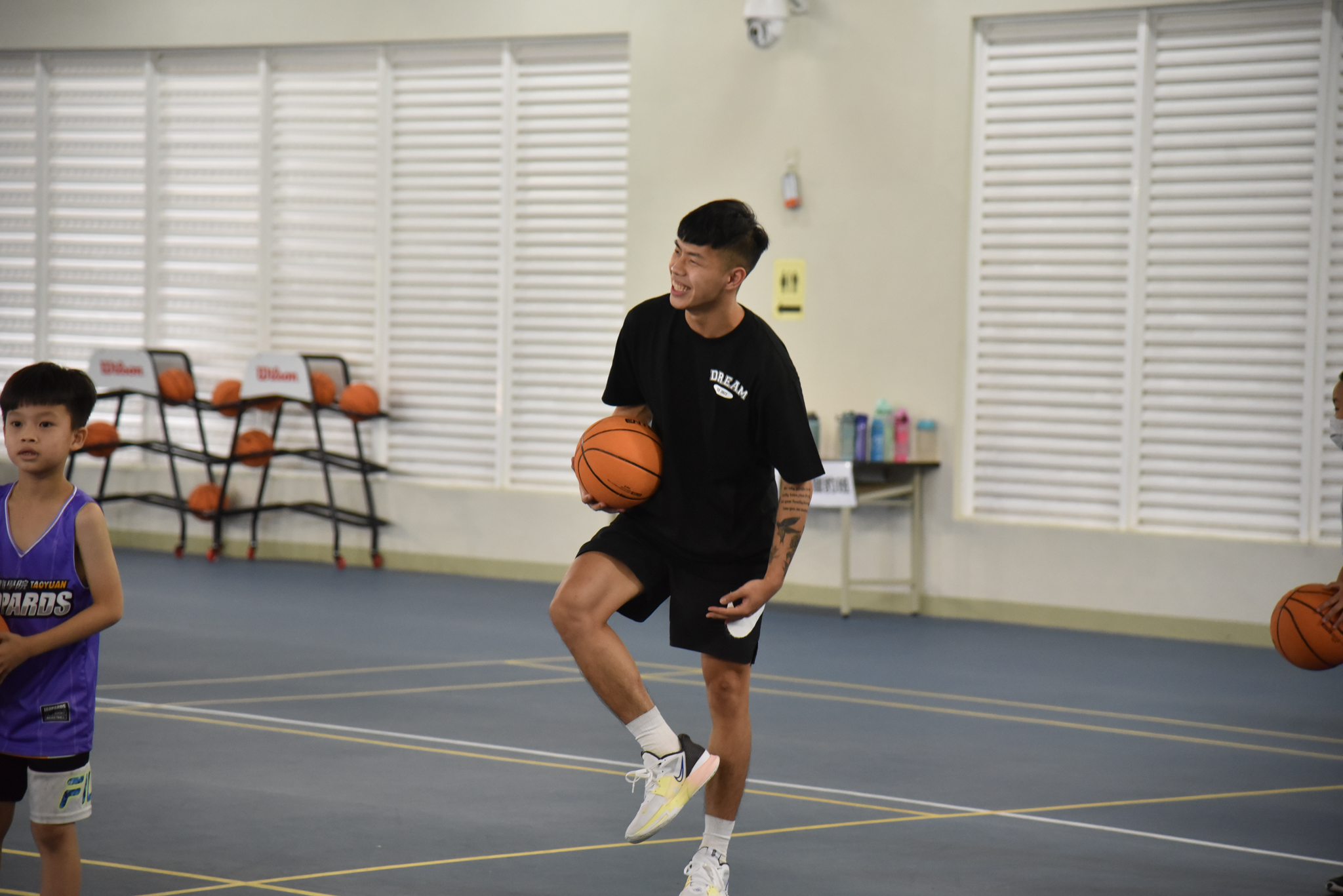 雲豹夏令營桃園開跑　陳孝榕灌籃失手博笑容