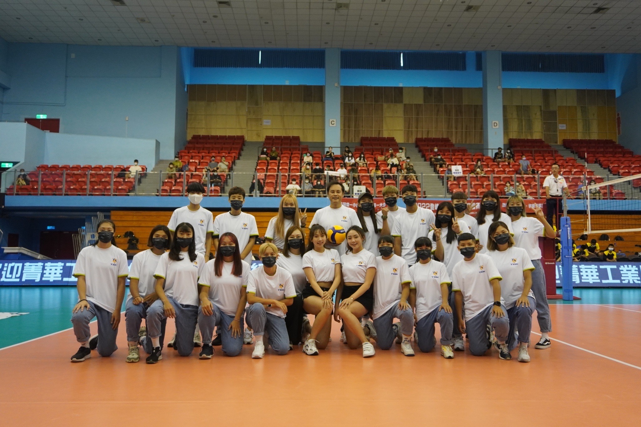 登峰造極青年排球邀請賽明落幕　公益表演賽錢薇娟開球