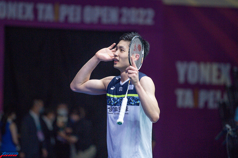 主場奪冠太興奮！　周天成送球拍給觀眾