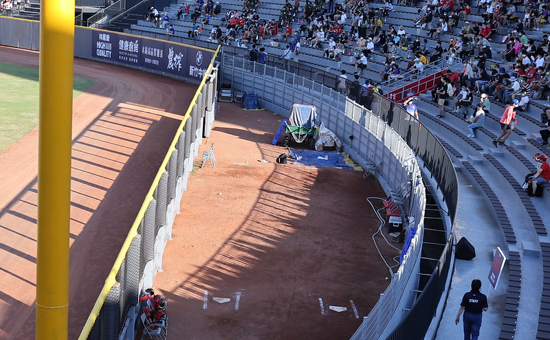 新竹棒球場牛棚設置在左、右外野，跟球迷更貼近。特約攝影李鴻明/攝