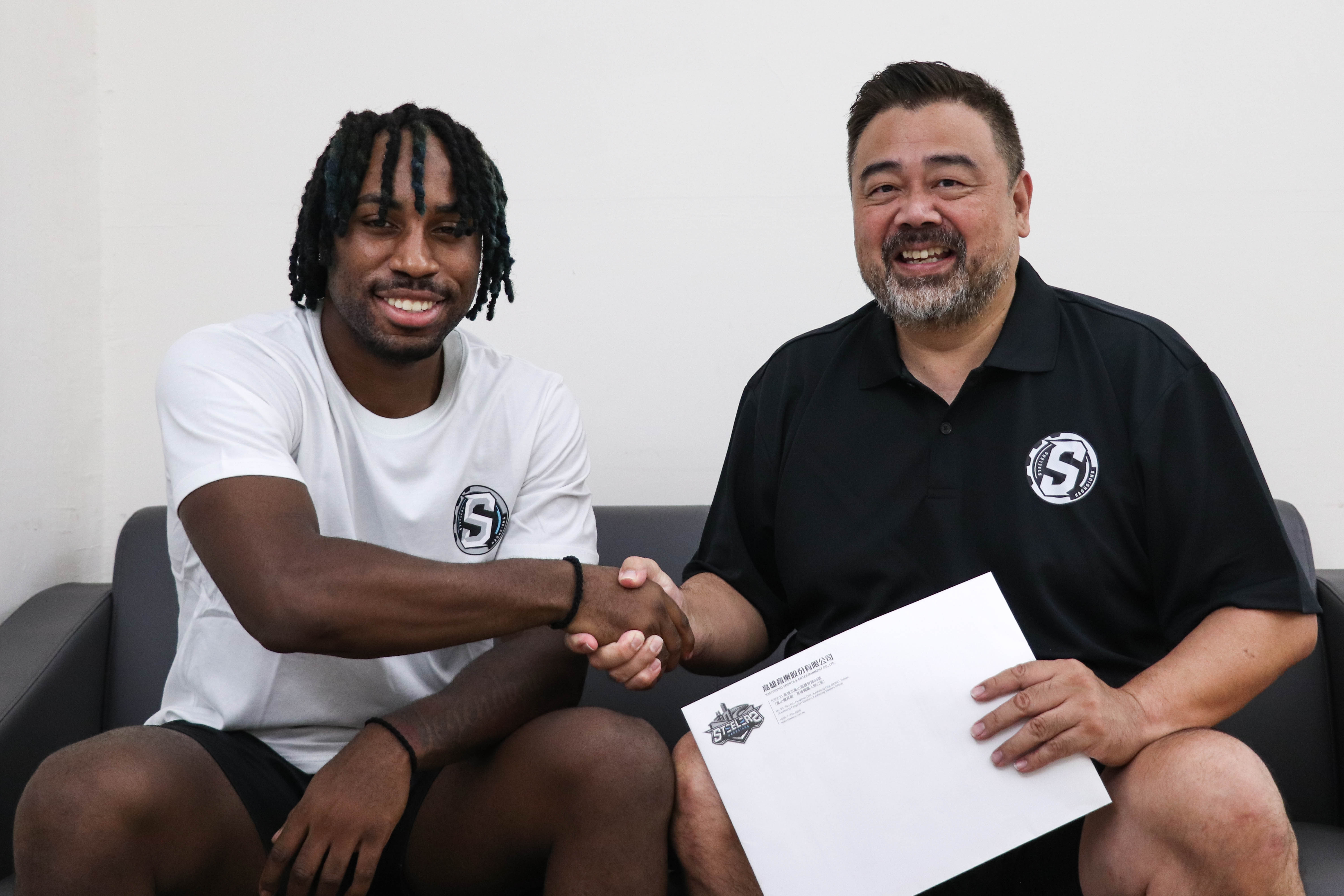 鋼鐵人外籍生　張傑瑋完成簽約