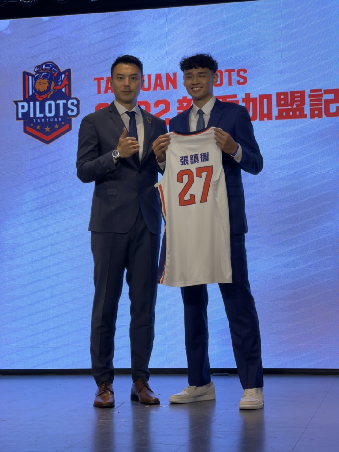張鎮衙正式加盟　領航猿推紀念球衣