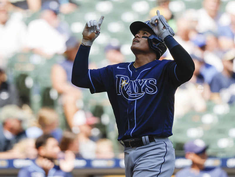 張育成首戰板凳待命　教頭讚打守能力