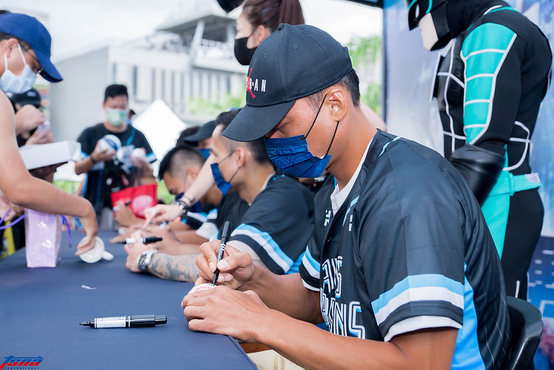 第一次簽棒球超彆扭　林志傑：他們怎麼可以簽得那麼好