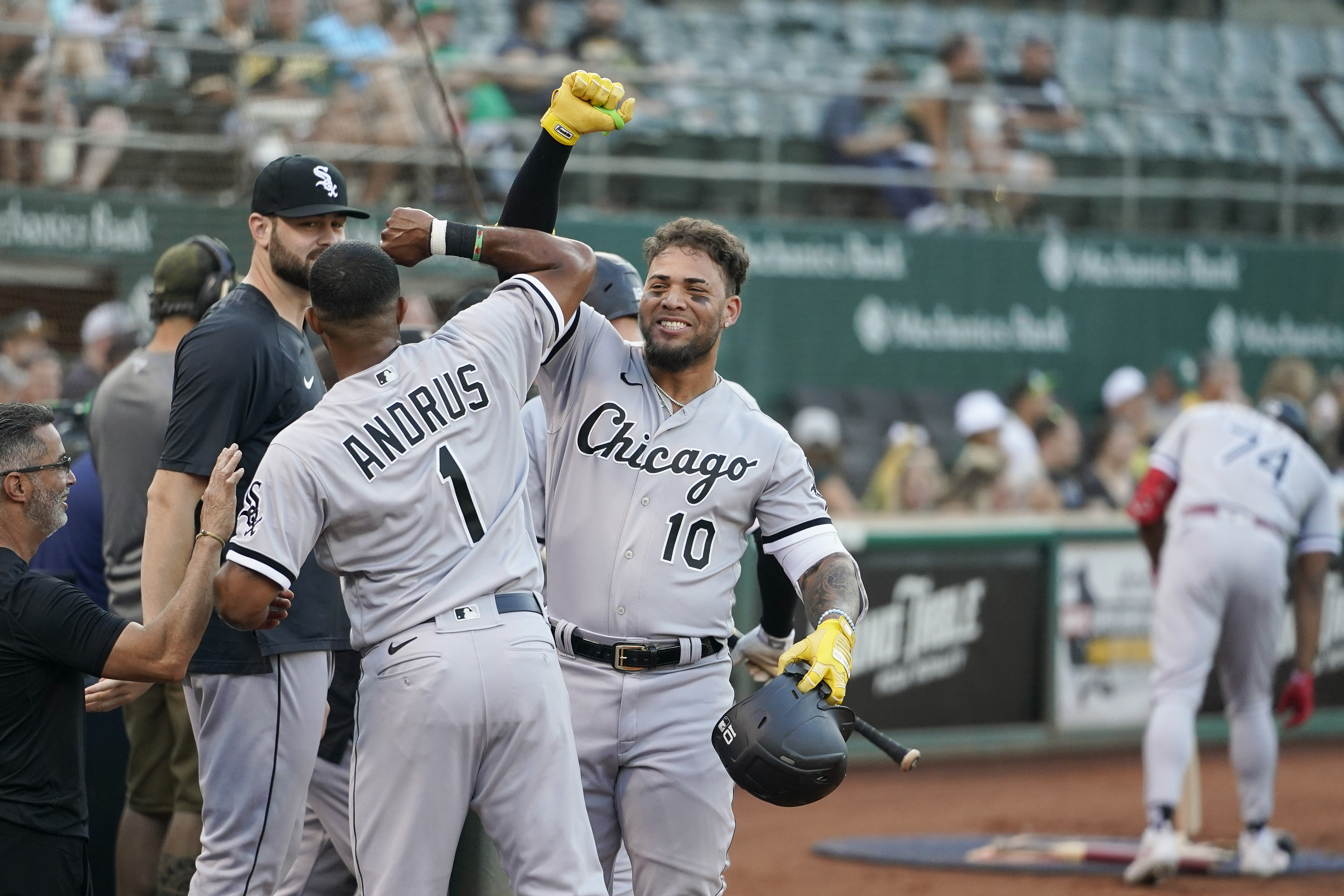 Yoán Moncada(右)開轟後與隊友慶祝。(達志影像)