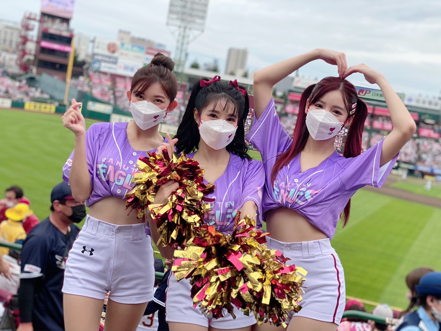 影／樂天女孩到場加油　宋家豪喜收台灣鳳梨酥、飆速151中繼成功