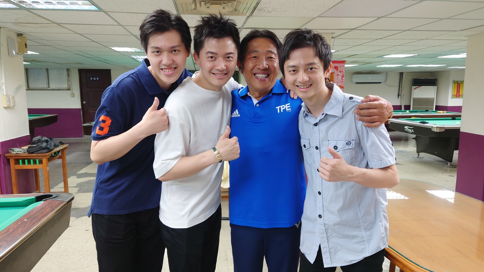 捐贈球桌回饋母校　撞球「柯氏兄弟」現場獻技