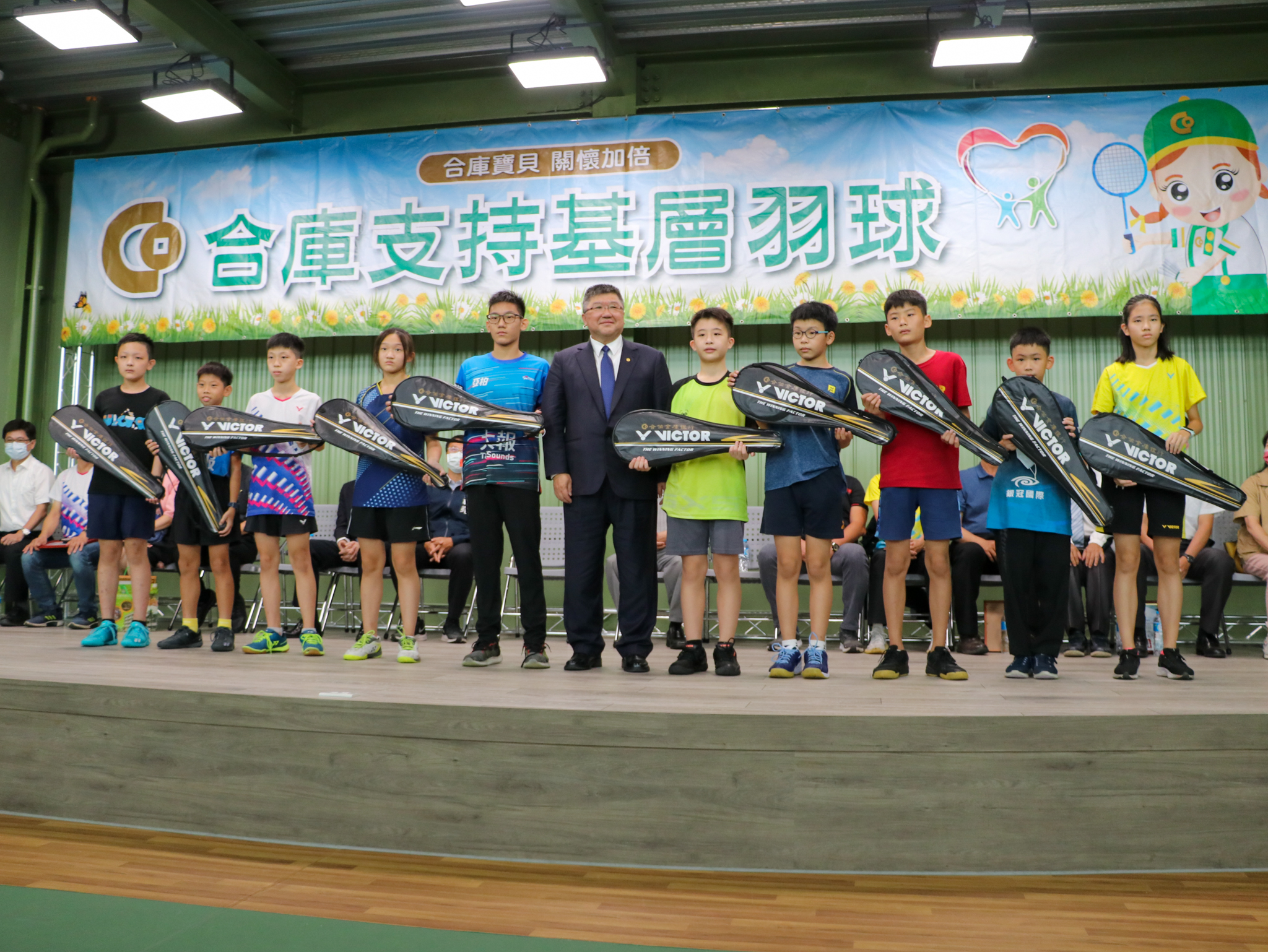 合庫南下推廣羽球　周天成加碼捐贈彈力帶