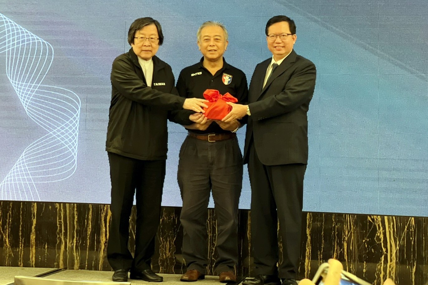 足協理事長交接　鄭文燦接棒邱義仁