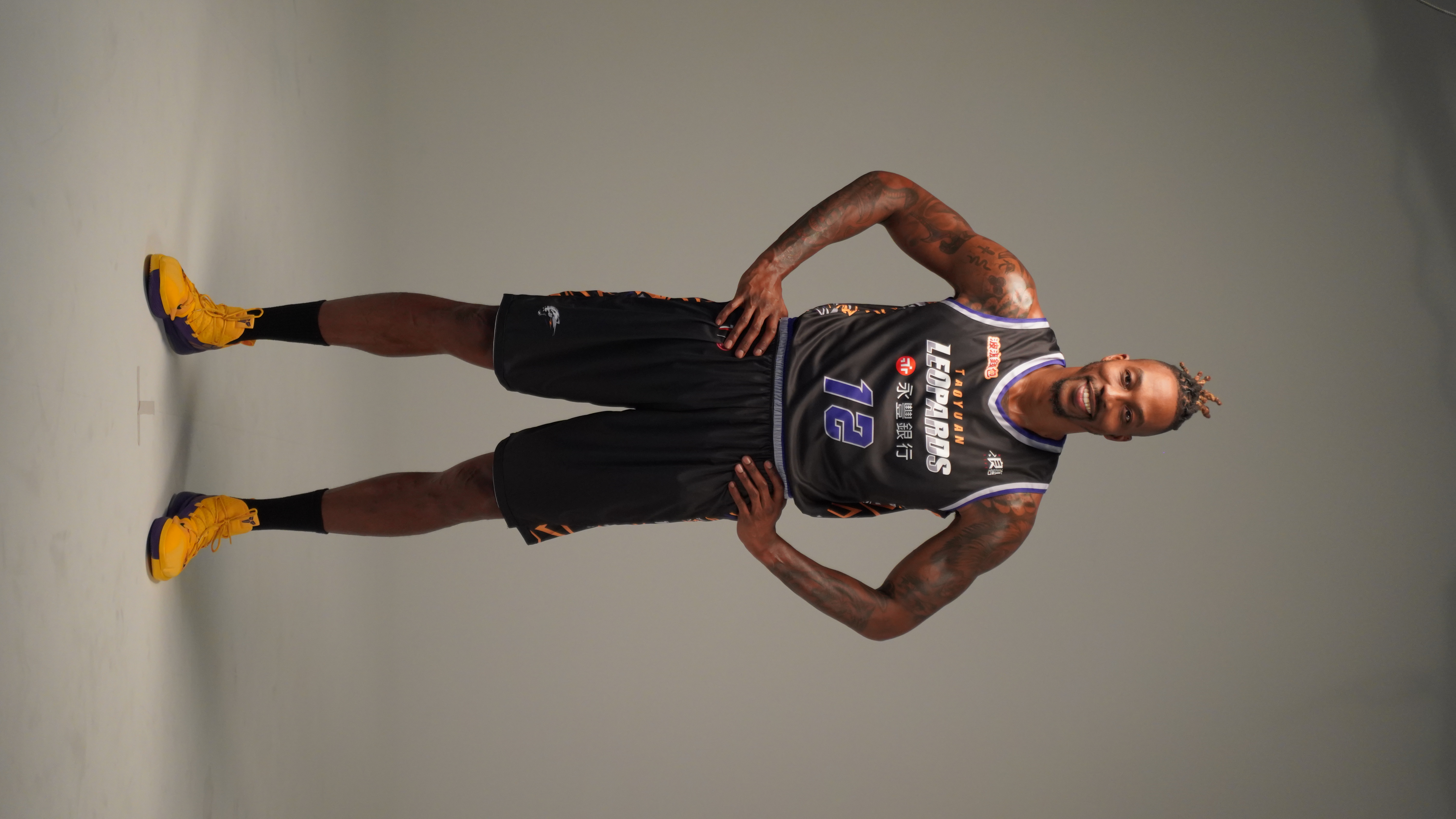 霍華德拍宣傳照　飛身灌籃秀肌肉