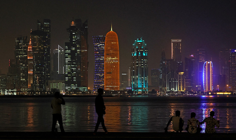 握手、鞋子與咖啡杯：卡達基本禮儀