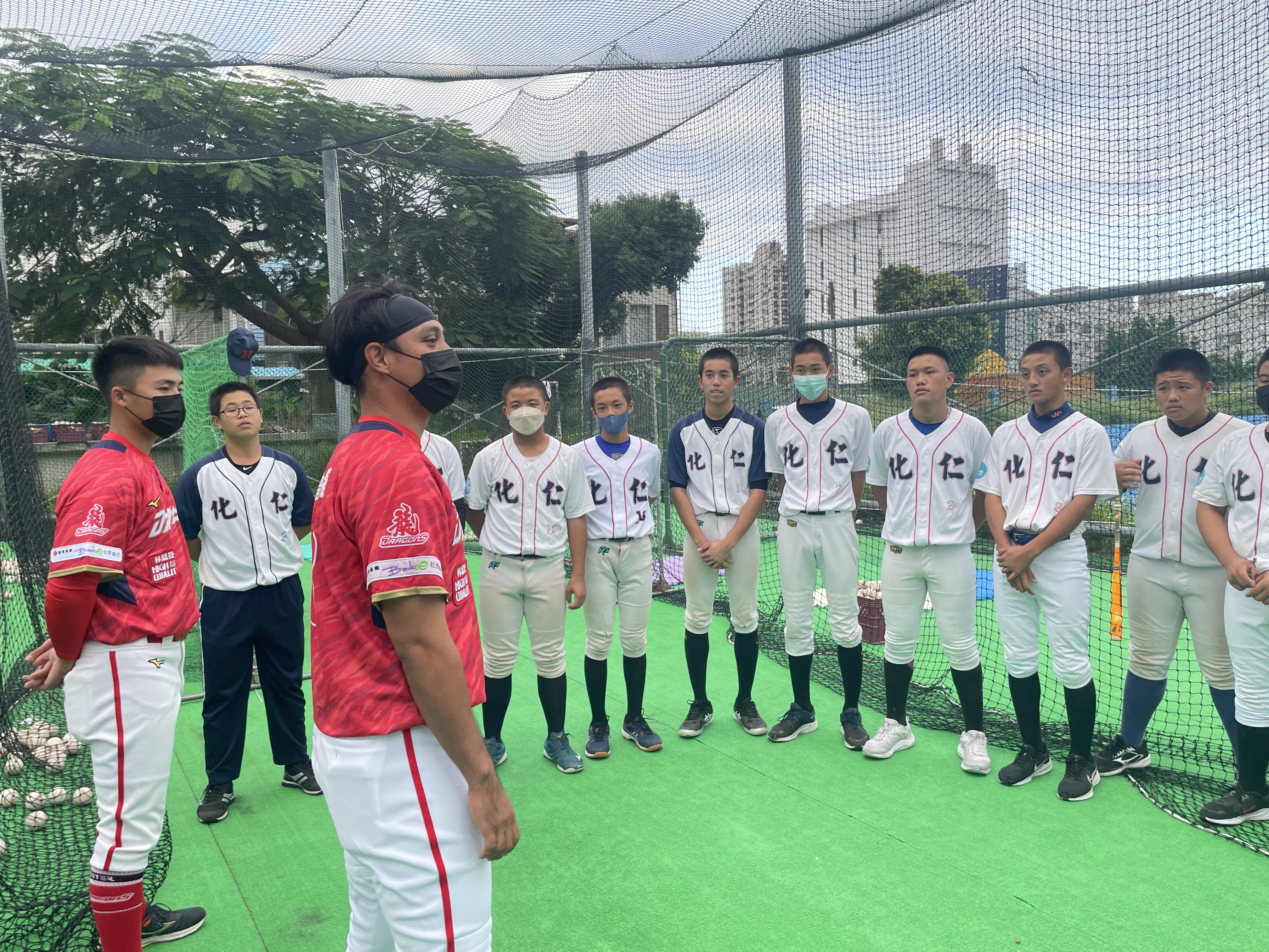 頂新和德捐助花蓮化仁國中　玉里高中棒球隊