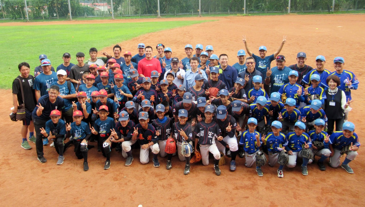 返台後首亮相　張育成前進紅葉擔任少棒講師