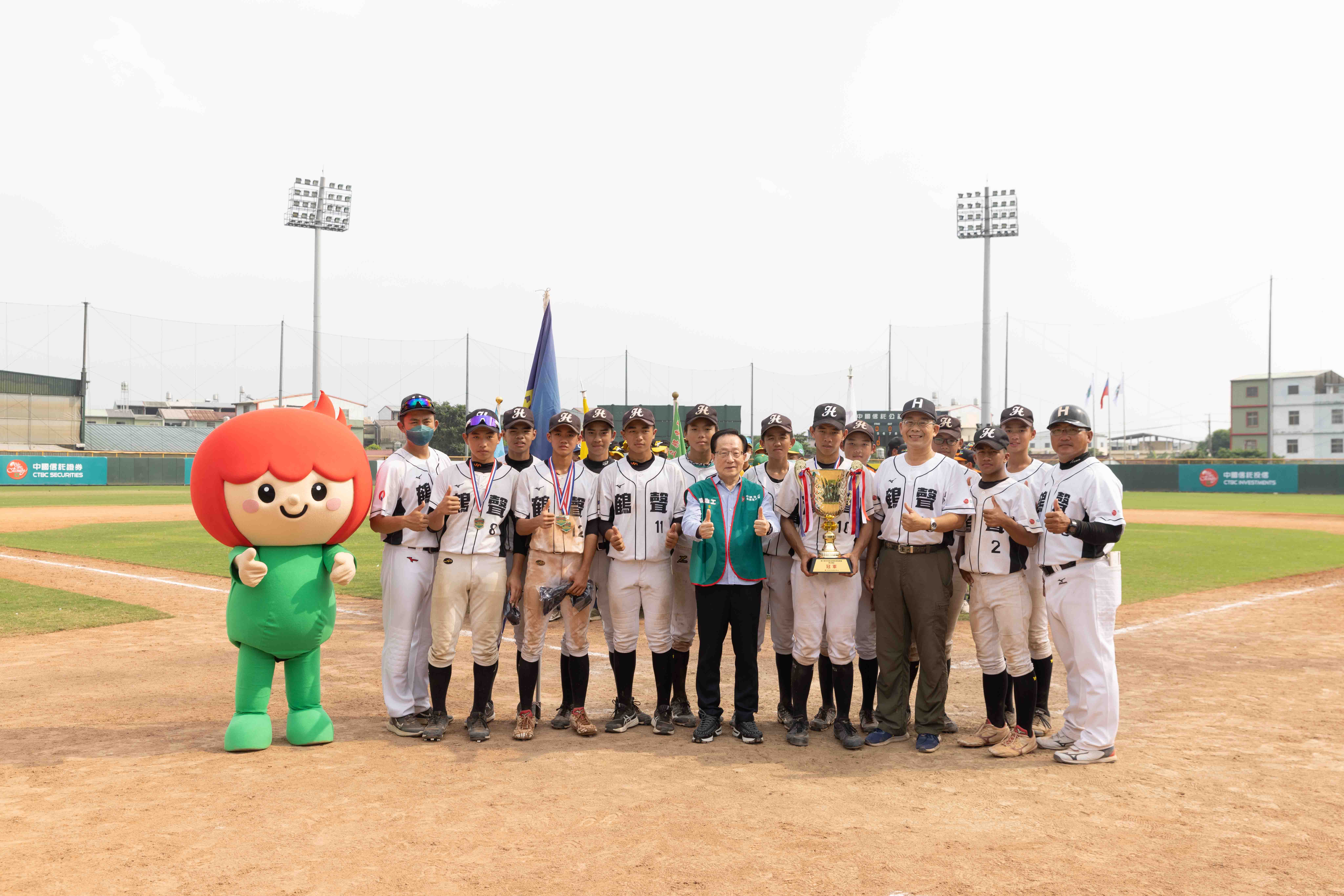 中信盃青少棒冠軍出爐　屏東鶴聲國中4連勝奪冠首獲金盃