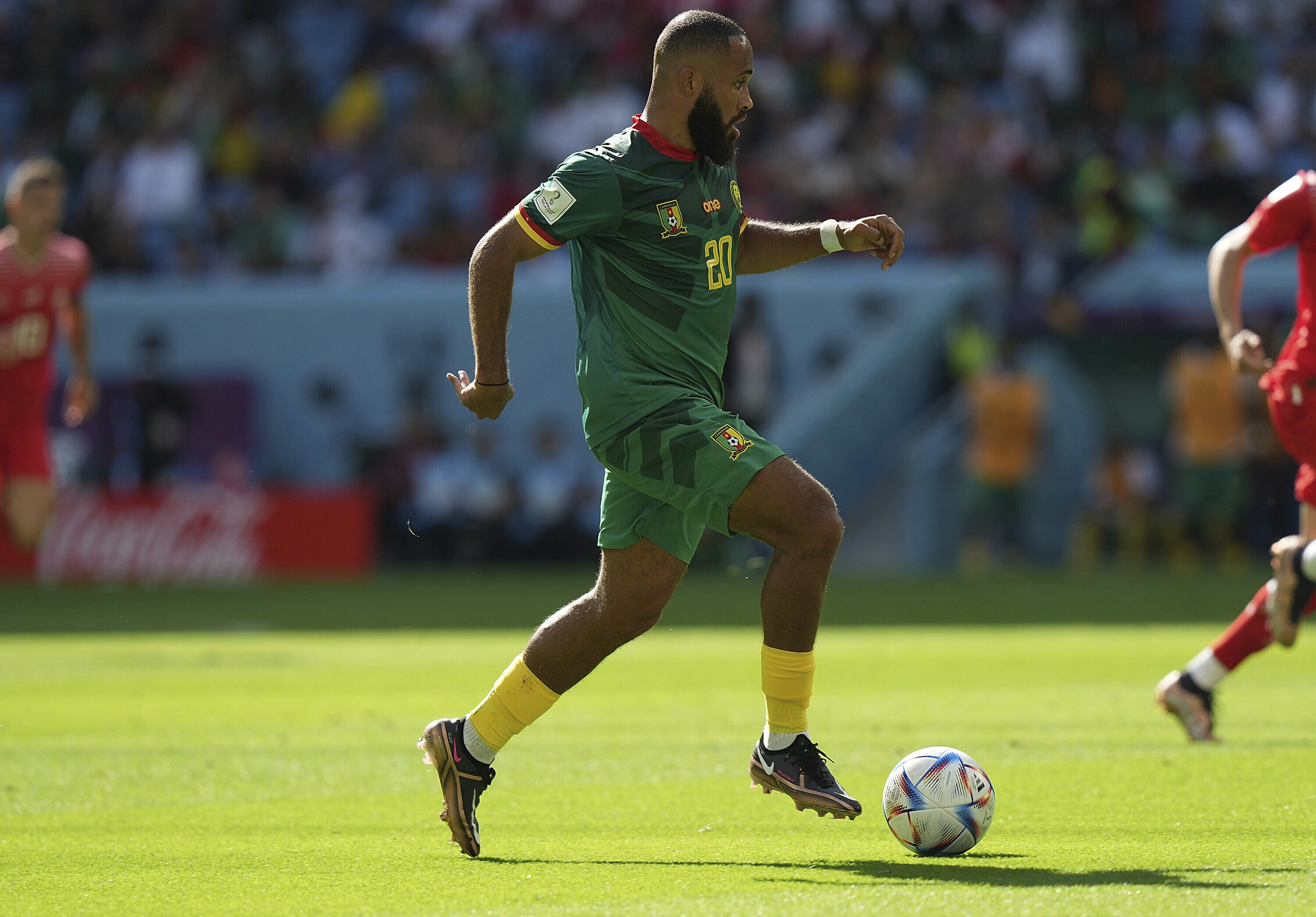 詹皇跑去踢世足缺席5場？喀麥隆前鋒神似LBJ　釣出詹皇神回應