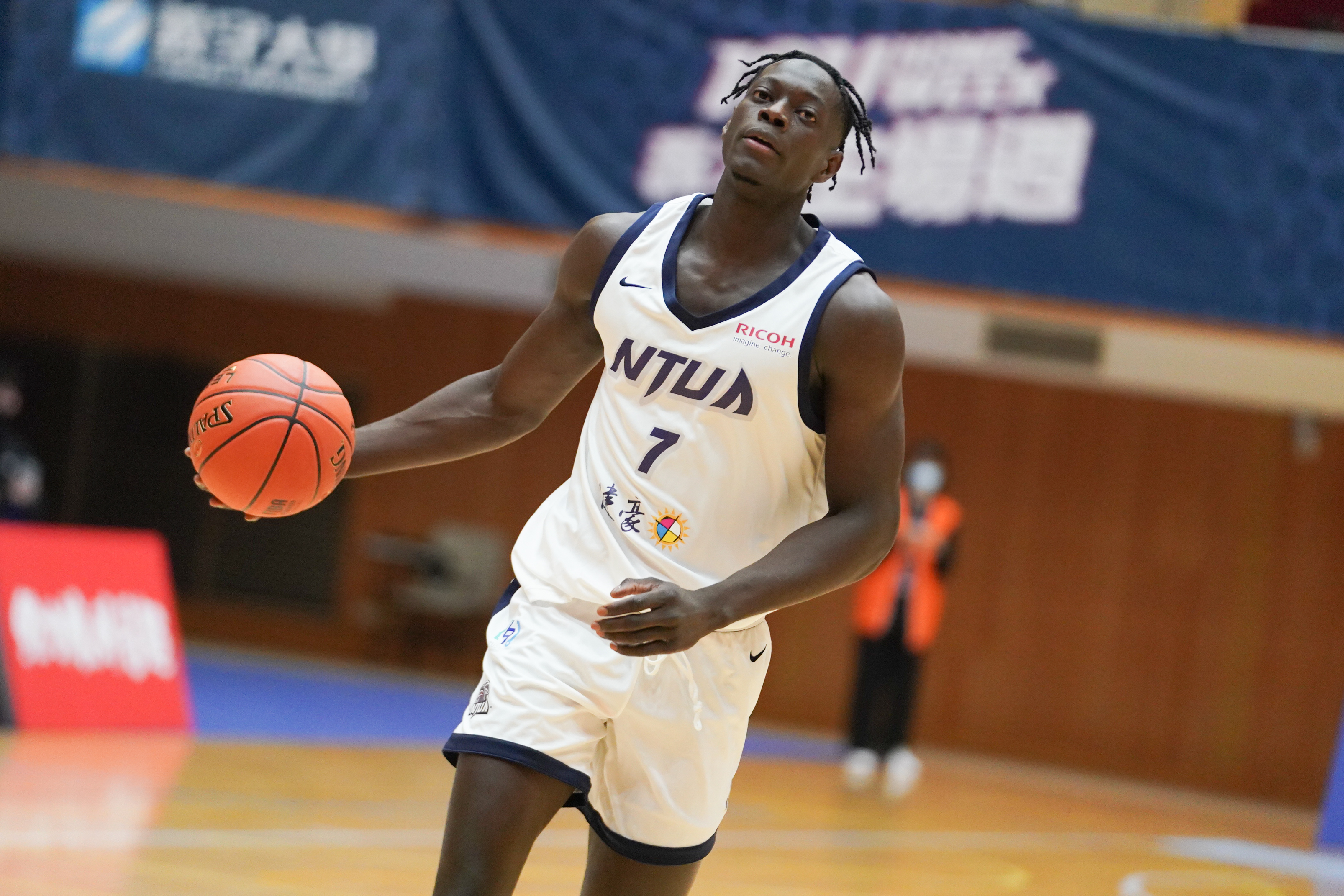 阿拉薩復出勁爆　19分20籃板率臺藝開胡