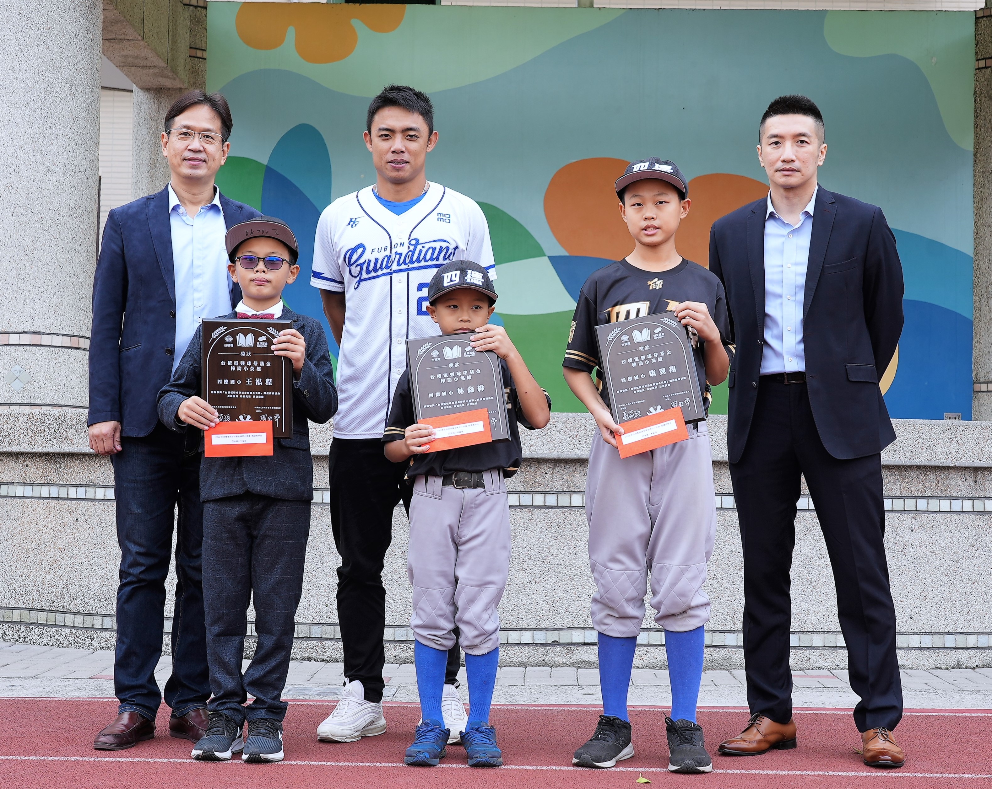 小朋友問英文考幾分？　申皓瑋被問倒乾脆直接送禮物