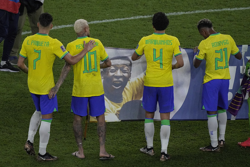 Pele醫院看轉播　巴西賽後舉橫幅合照集氣