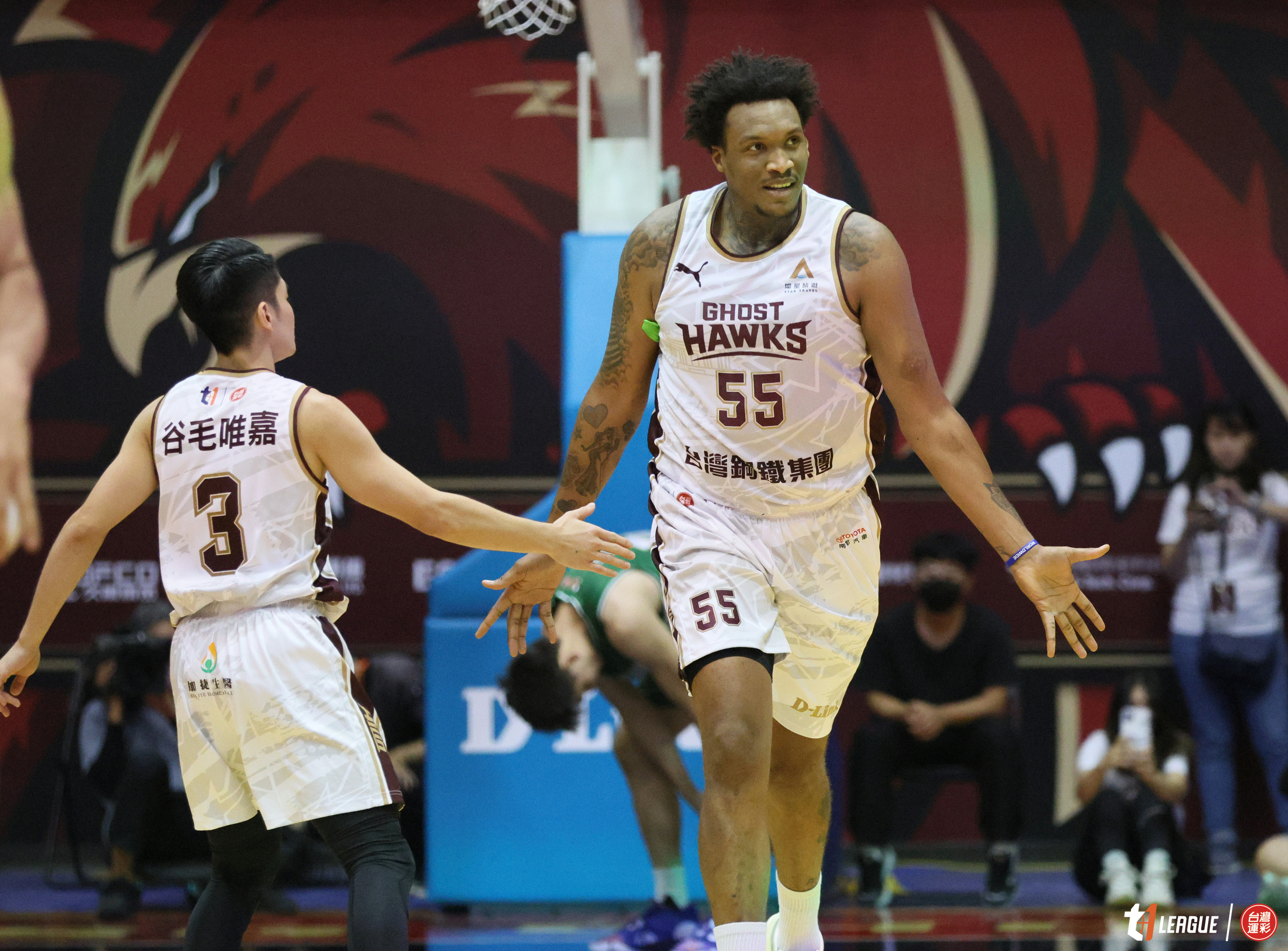 英熊退場抗議　獵鷹復仇成功