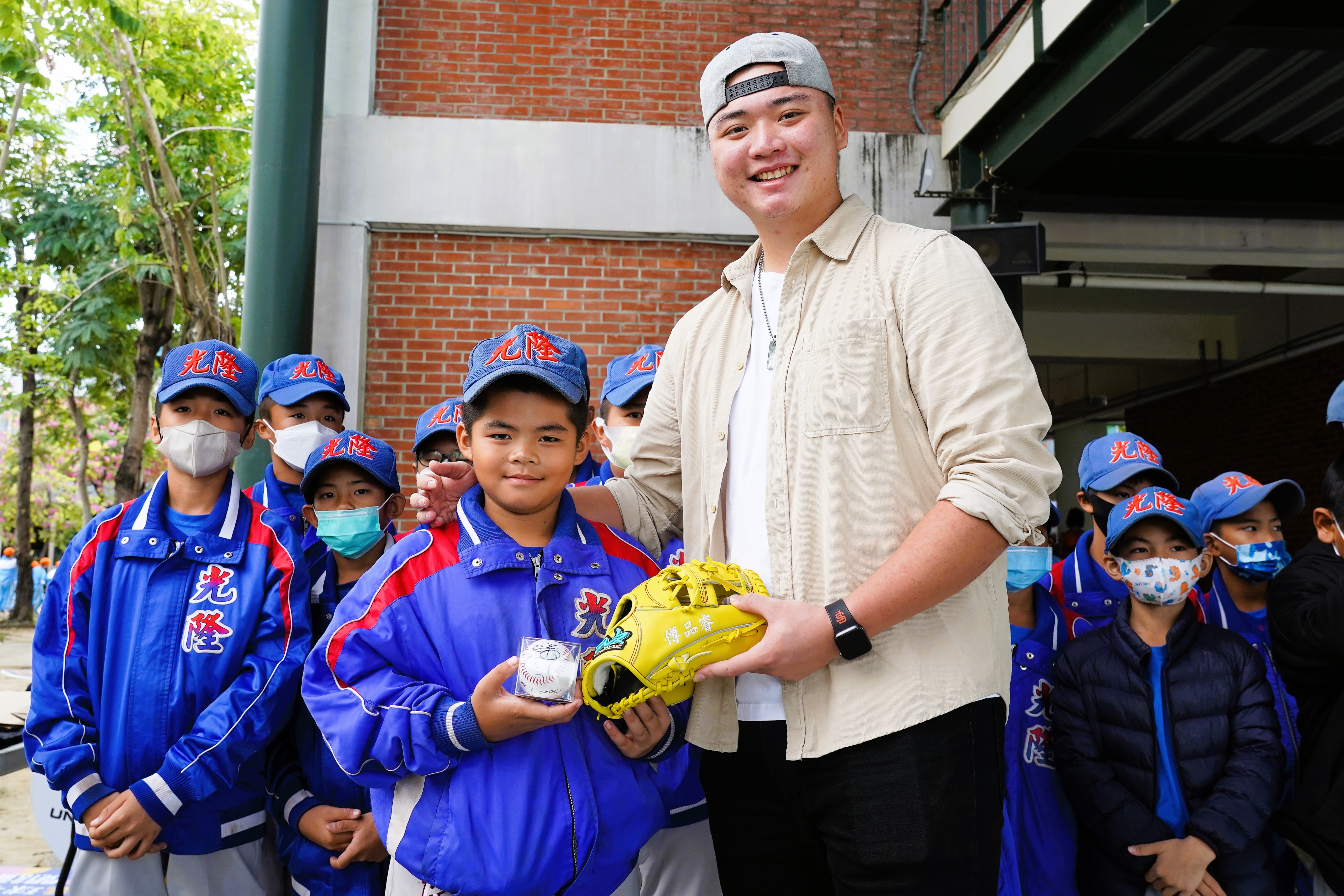 旅美好手鄧愷威為小朋友頒獎　約定上了大聯盟一定會再來