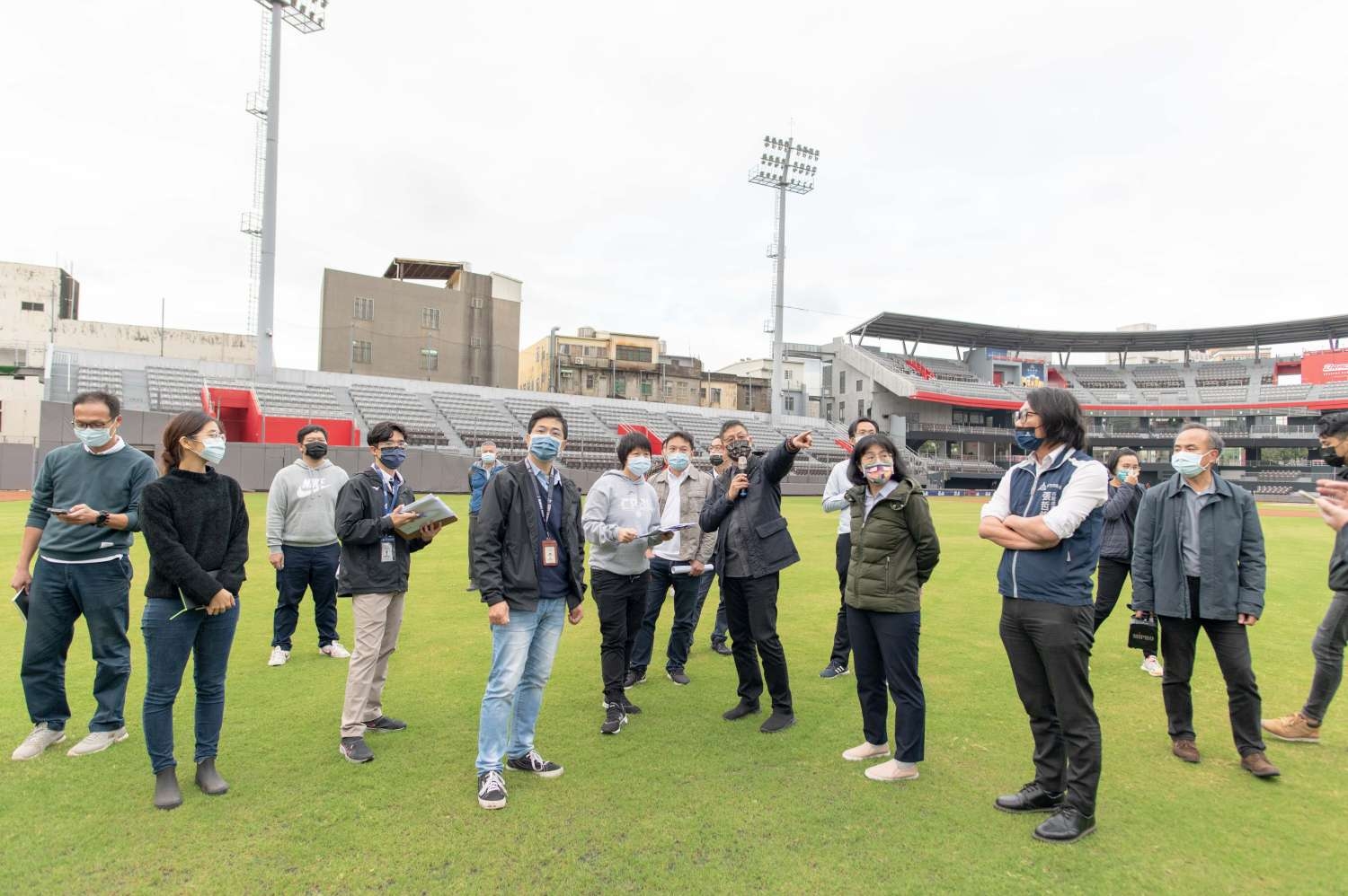 明年可以打嗎？中職場勘新竹球場　大聯盟明天也要看決定經典賽場地