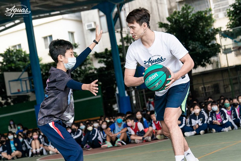 高雄全家海神積極走訪校園　盼感染更多學生熱愛籃球