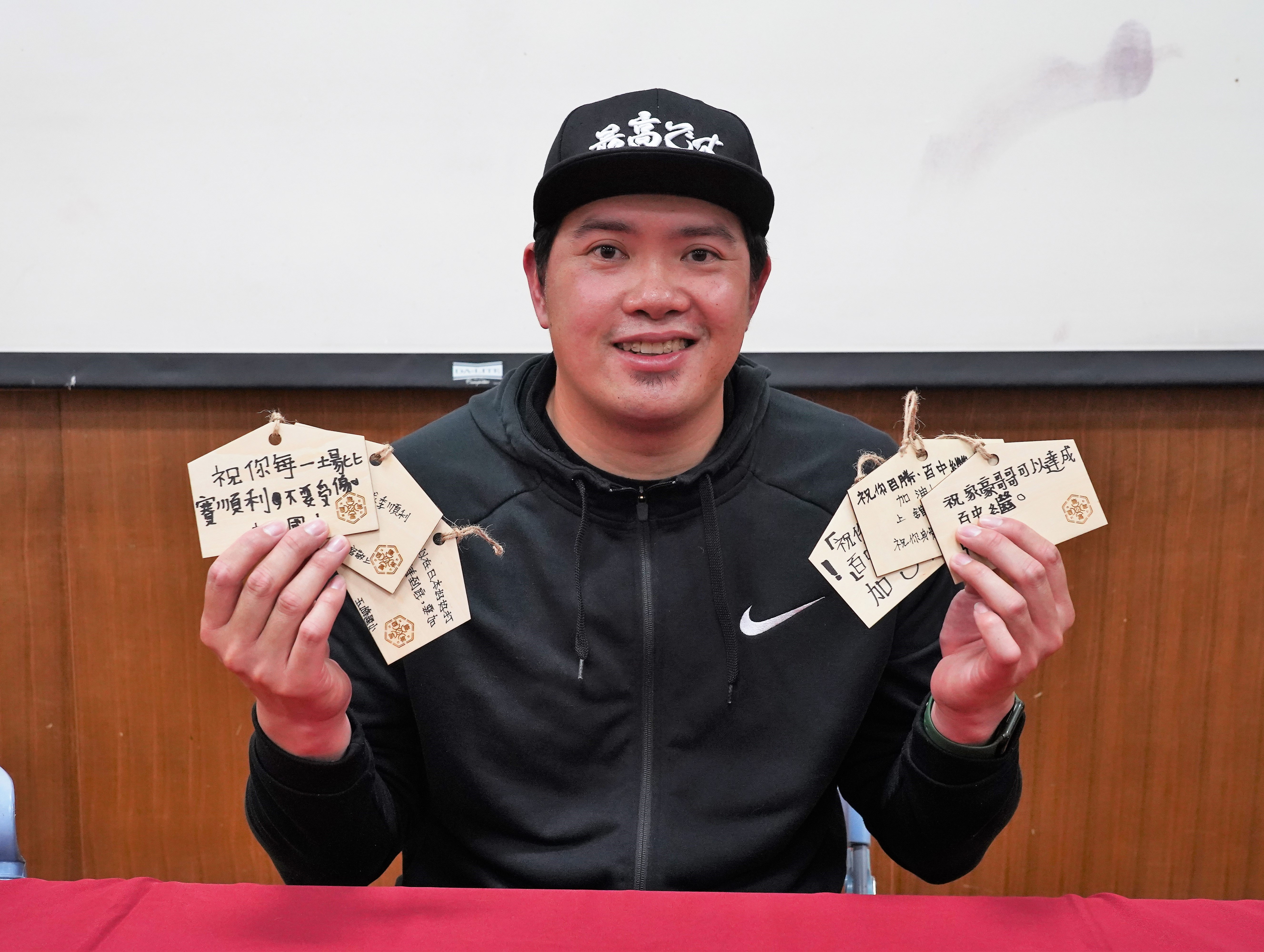 宋家豪分享日職經驗 小朋友送上祝福繪馬祝百中繼還要百勝