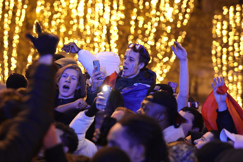 法國連兩屆闖入決賽　狂歡民眾塞爆巴黎香榭大道