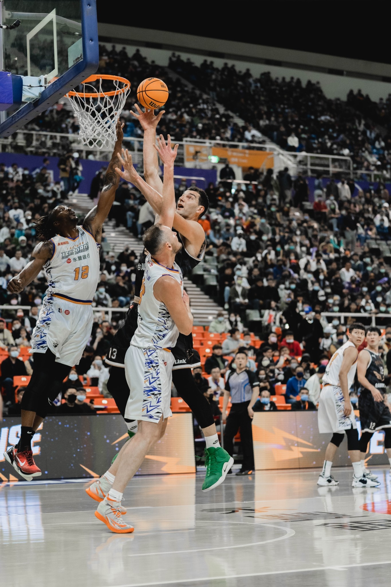 獵鷹聖誕主題週　捐贈年菜傳遞幸福