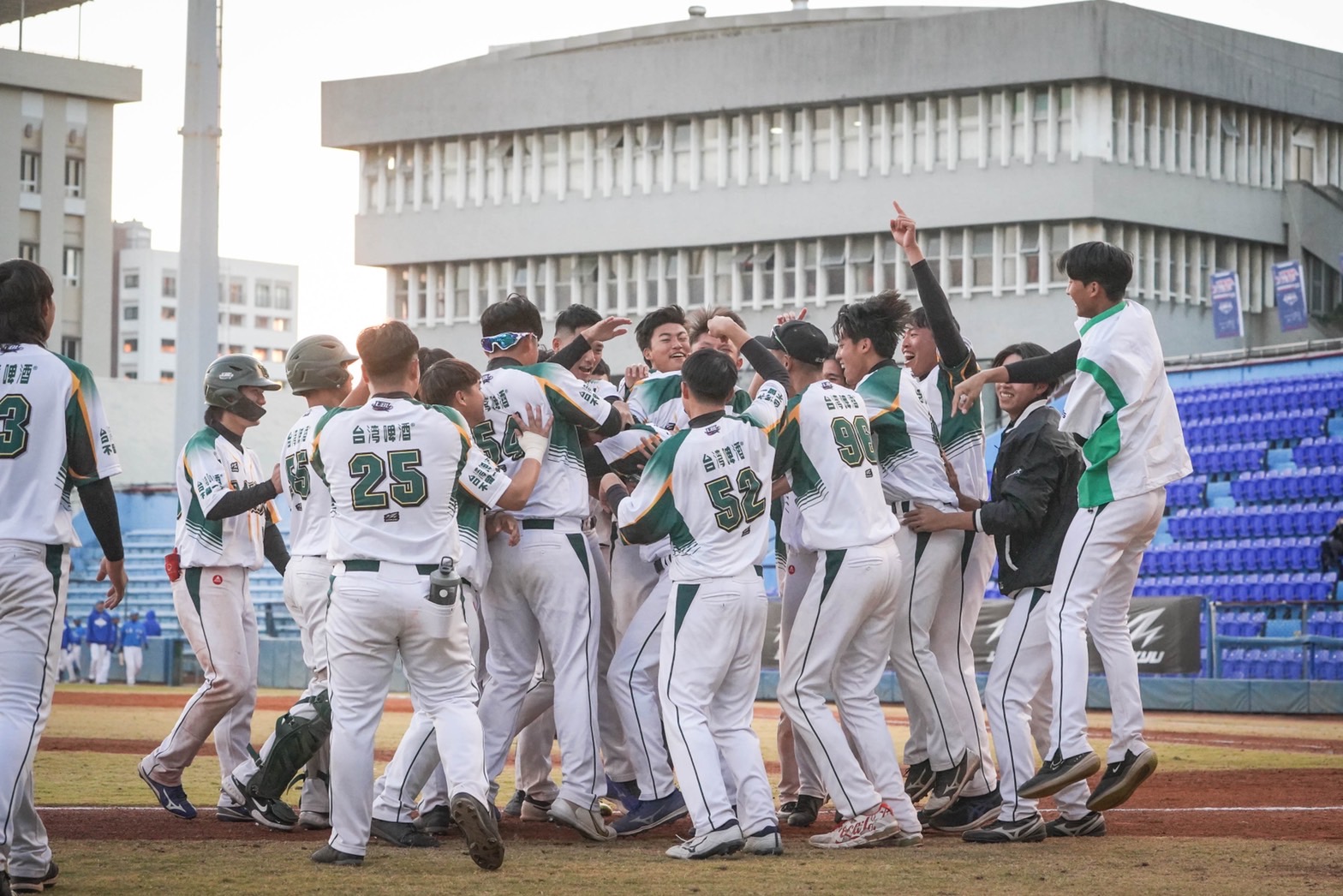 盧奕呈代打敲再見高飛犧牲打　國體險勝東大奪複賽首勝