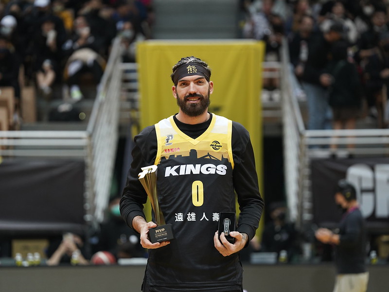 穿「李睿麒」球衣受獎　牧倫斯：帶著他的精神拚戰