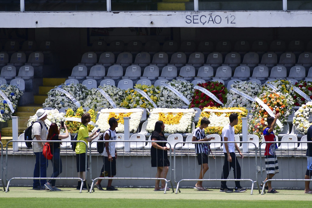 巴西人聚集哀悼比利　國際足聯籲各國以他命名體育場