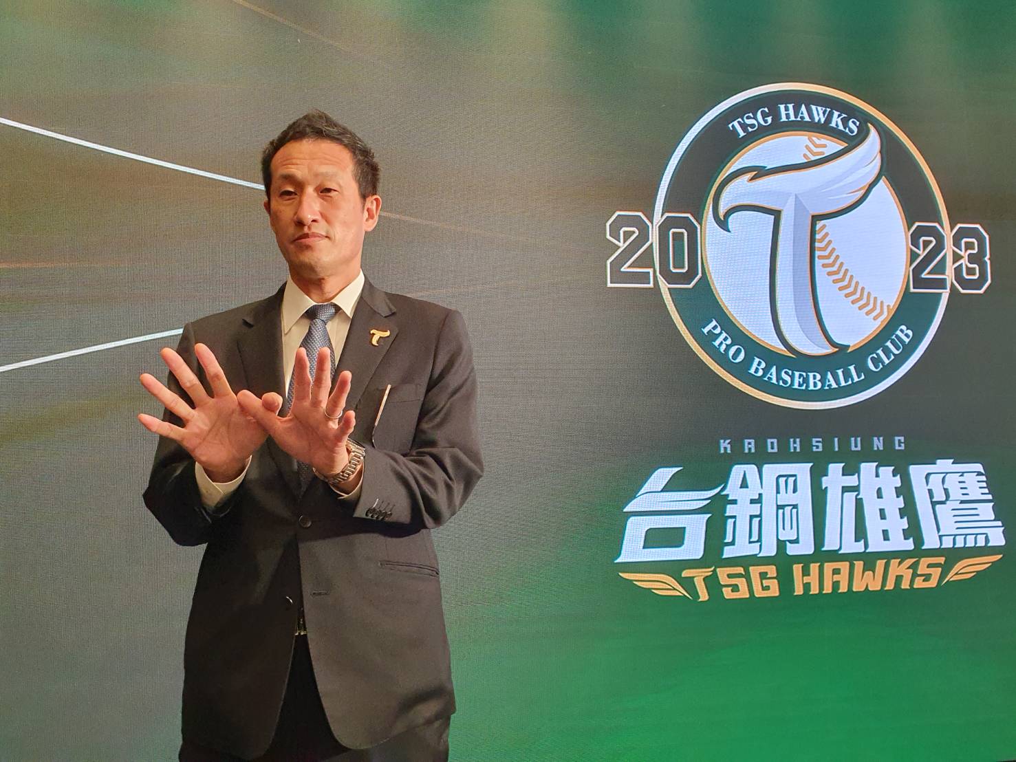 橫田久則今出席總教練洪一中加盟記者會。羅惠齡/攝