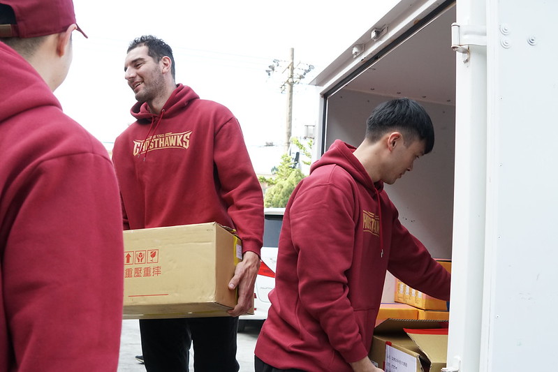 有夠暖！　台鋼獵鷹送年菜給獨居者