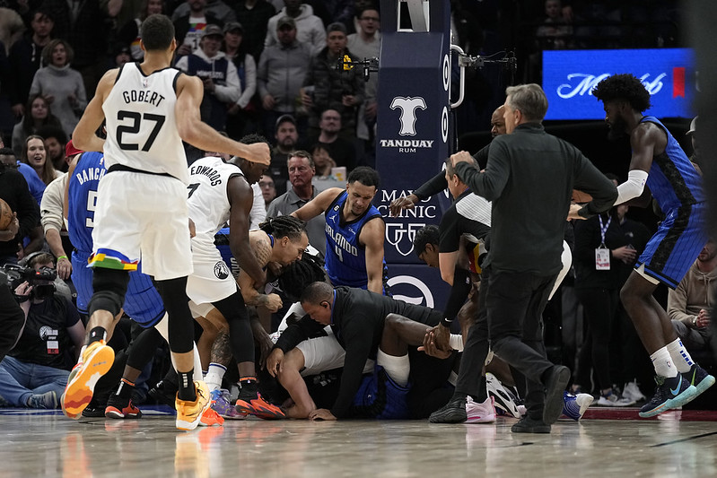 NBA又爆全武行　魔術灰狼5人被趕出場
