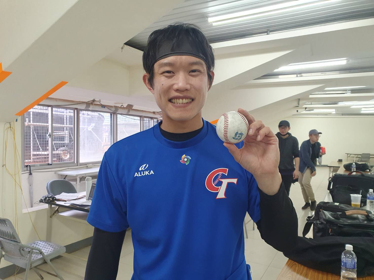 WBC》首次拿經典賽用球Live BP　陳冠宇睡覺還把球放旁邊