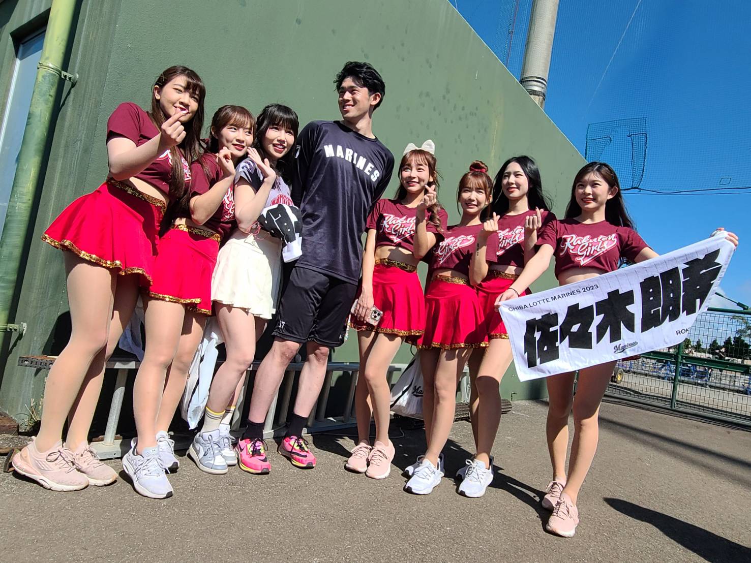 超貼心！佐佐木朗希蹲下為樂天女孩簽名　女孩想幫他擦汗