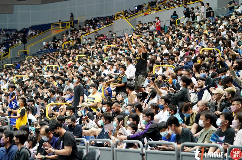 高雄掀籃球熱　巨蛋破萬人入場、鳳山體育館滿場